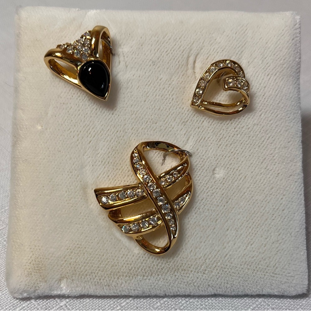 NEW Fifth Ave Gold Pendant Set
Genuine Austrian Crystal. Heart
Lead free
